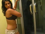 Armenian cô gái trẻ In The Bathroom Strippers
