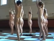 Nhóm các cô gái trẻ khỏa thân làm yoga