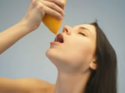 Nude cô gái trẻ Drinking Grapefruit Juice