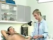 Châu Âu cổ điển nữ bác sĩ quét cho cơ thể kiểm tra