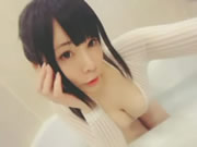 Châu Á sheer đồ lót cô gái chơi với núm vú lớn trong bồn tắm