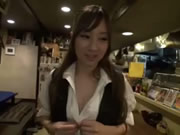 Nhân viên phục vụ nhà hàng Nhật Bản cô đơn