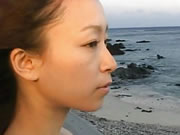 Cô gái Nhật Bản đi dạo bên bờ biển