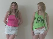 Hai cô gái dễ thương trong quần jean