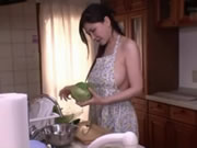 Anri Okita nấu ăn