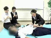Nữ tiếp viên Nhật Bản trình diễn các thủ tục hô hấp nhân tạo thích hợp